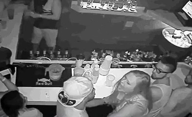 Le coup de poing du quarterback De'Andre Johnson sur une jeune fille