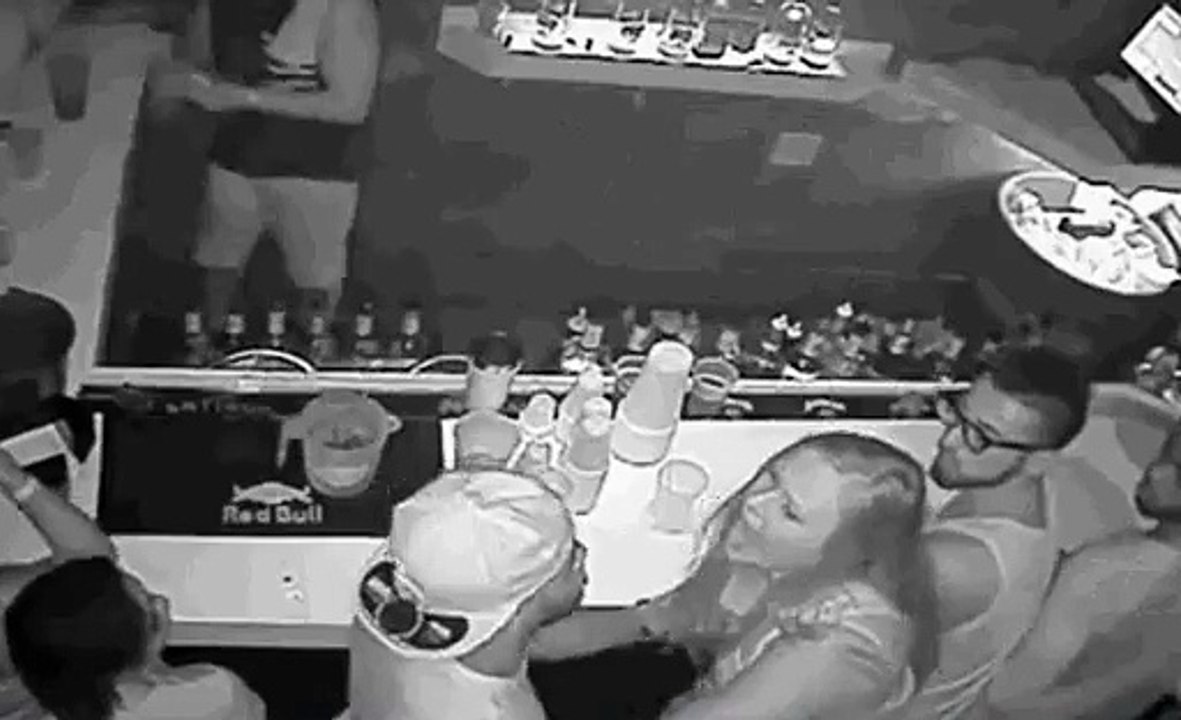 Le coup de poing du quarterback De'Andre Johnson sur une jeune fille