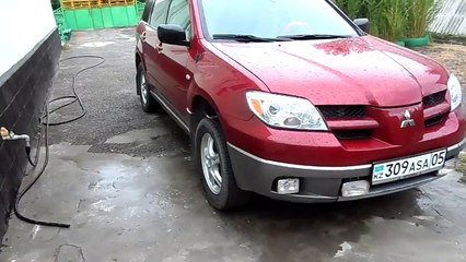 Кот сидит на колесе машины (Cat sitting on the wheel of machine)