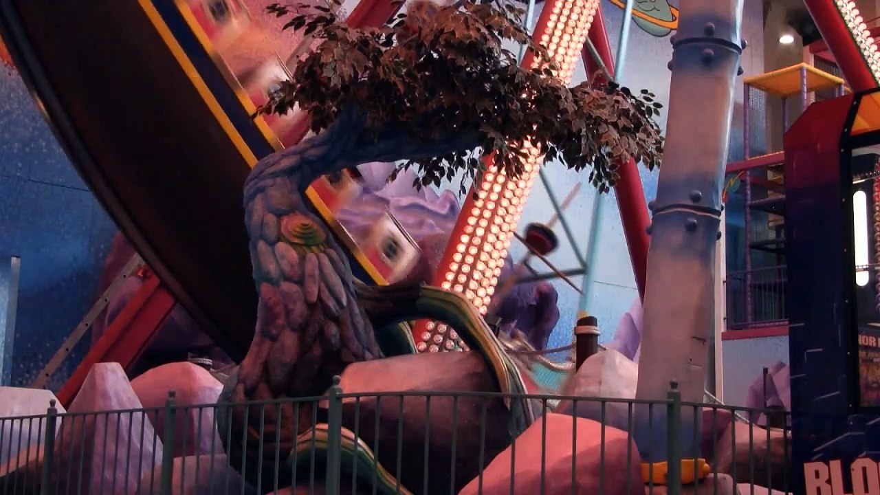 North America`s Largest Shopping Mall: West Edmonton Mall (HD)