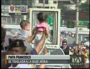 Feligreses acompañaron a Francisco hacia base aérea en Guayaquil