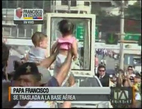 Feligreses acompañaron a Francisco hacia base aérea en Guayaquil