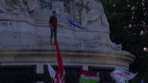 Des centaines de manifestants à Paris pour fêter le 