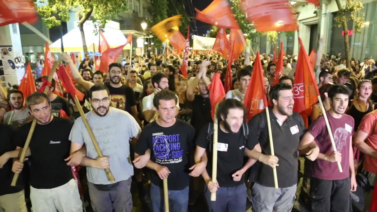 Nach Griechenland-Referendum: Glückliche Nein-Wähler verbrennen EU-Flaggen