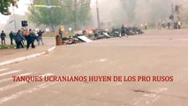 Tanques ucranianos huyen de los pro rusos