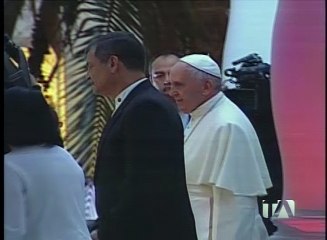 El Sumo Pontífice realizó un saludo a la Bandera en su visita al Palacio de Gobierno