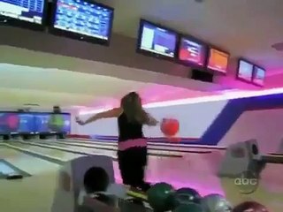 Video drole Blonde au Bowling