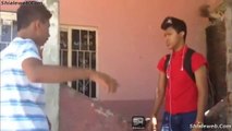 LOS TRES TONTOS UN TRIO DE JOVENES JUEGA A GOLPEARSE LA CABEZA CON UNA BOTELLA DE PLASTICO INTERPRETANDO A LOS TRES CHIFLADOS JULIO 2015