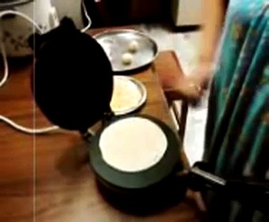 Aai's Roti Maker Demo - Jaipan Jumbo Rotimaker.avi