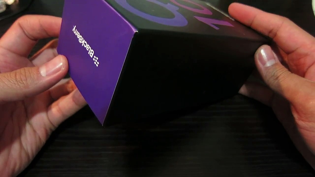BlackBerry Q10 unboxing video - BlogBerry.hk