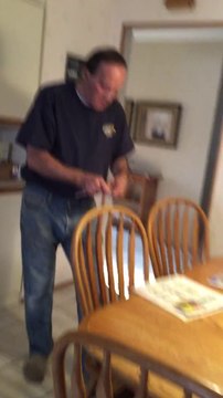 Il filme son papa qui a la maladie d'Alzheimer pour montrer les dégats causés