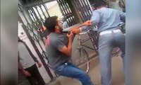 Warden police beat citizen in Gujranwala