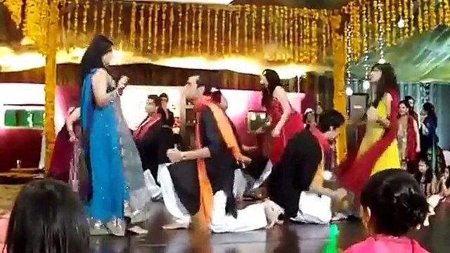 Best ever dance by girls and boys in mehndi