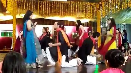 Best ever dance by girls and boys in mehndi