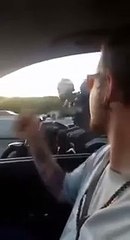 Un automobiliste et un motard jouent à Shi Fu Mi