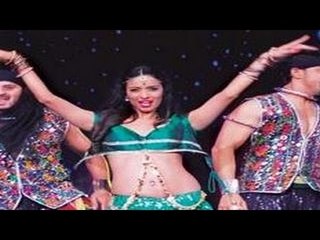 Malaika Arora Khan's UGLY Wardrobe Malfunction ON STAGE