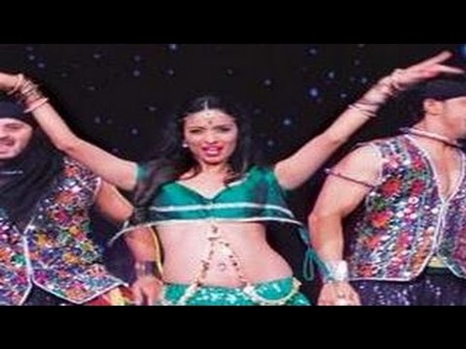 Malaika Arora Khan's UGLY Wardrobe Malfunction ON STAGE