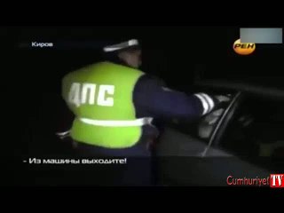 Trafik polisi tek yumrukla sürücünün camını kırdı