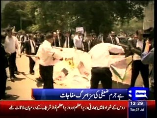 dunya news: Traffic warden severely bashes motorcyclist in Gujranwala