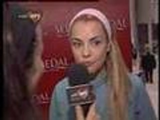 Dolores Fonzi en cortos en rojo