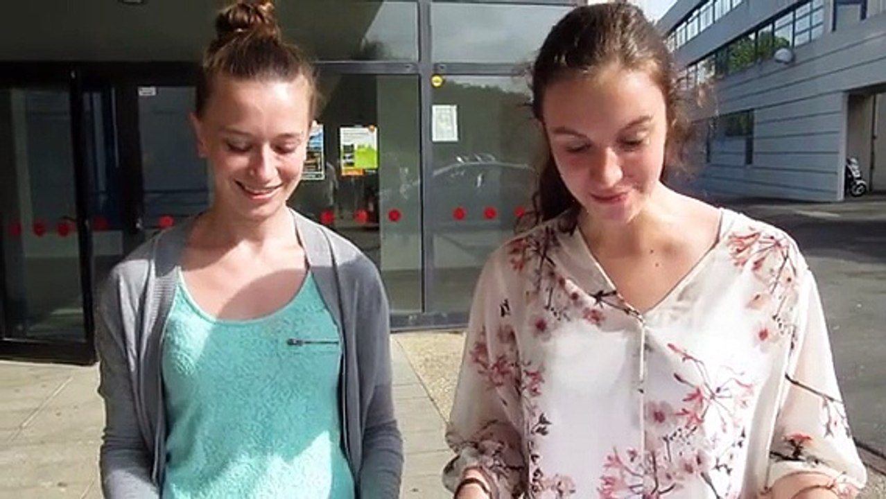 Deux bachelières heureuses à Châteaulin