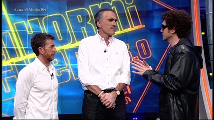 El Hombre de Negro se mete en una pecera llena de medusas - El Hormiguero 3.0