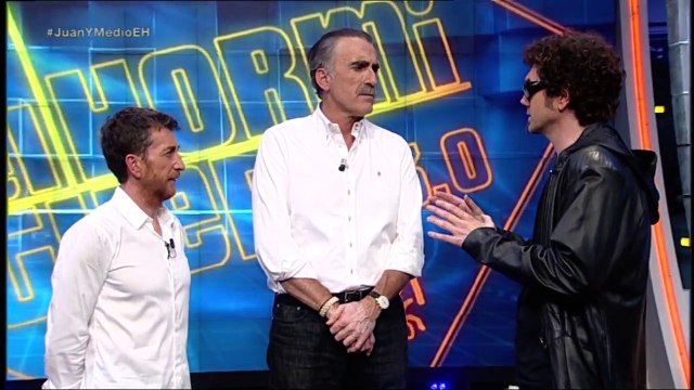 El Hombre de Negro se mete en una pecera llena de medusas - El Hormiguero 3.0