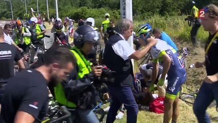 Des dizaines de cyclistes tombent sur une ligne droite du Tour de France