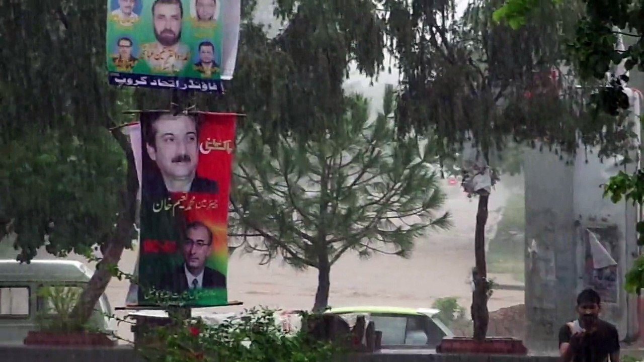 آج مورخہ  سات جولائی ٢٠١٥  دو گھنٹے لگا تار بارش کیوجہ سے ٰاسلام آباد کے تمام  کے  تمام  نشیبی علاقے پانی میں ڈوب گئے ۔