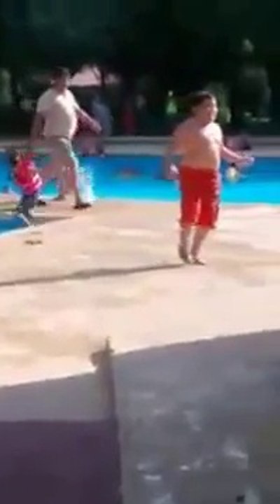 Un gamin danse sur la musique de The Mask - Hilarant!