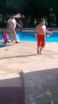 Un gamin danse sur la musique de The Mask - Hilarant!