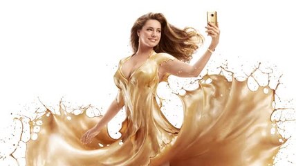 Kelly Brook Is A Golden Goddess In Liquid Gold Dress