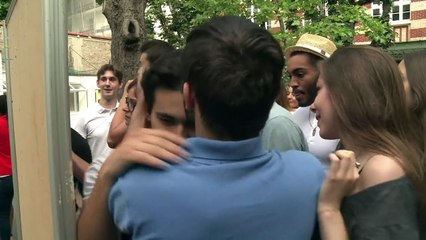 Résultats du bac: explosions de joie dans un lycée parisien