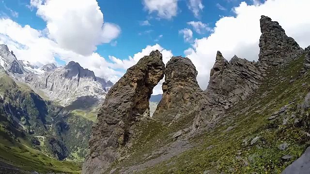 WINGSUIT : Uli Emanuel passe dans un trou de 2 mètres - incroyable