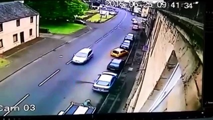 Quiso estacionar su carro pero todo le salió mal
