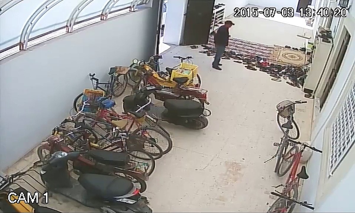 سرقة دراجة نارية اثناء صلاة الجمعة 3-7-2015
