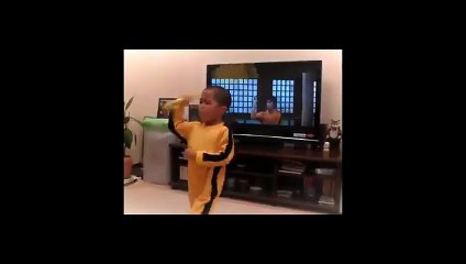 Bruce lee little kid-Little Nunchuko master