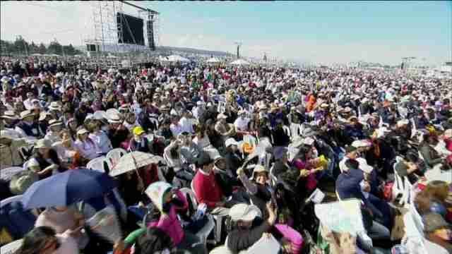 Miles de fieles esperan al papa Francisco en el parque Bicentenario de Quito