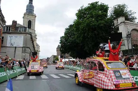 Tour de France : arrivée à Cambrai de la caravane publicitaire...