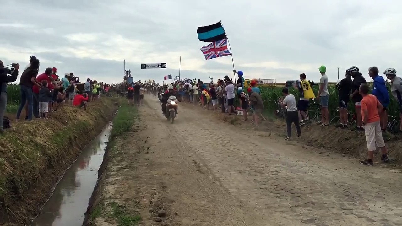 Les coureurs du Tour de France sur le premier secteur pavé français