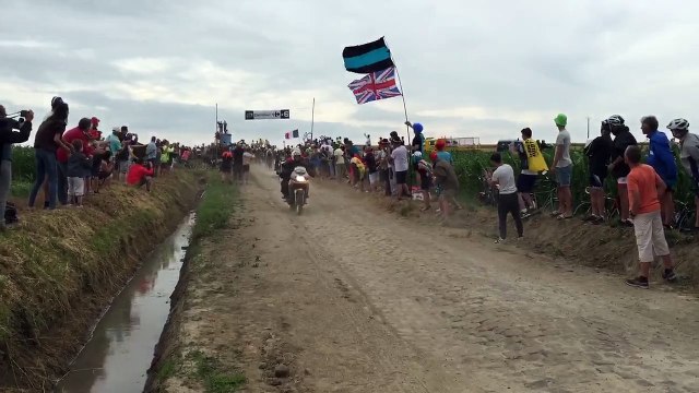 Les coureurs du Tour de France sur le premier secteur pavé français