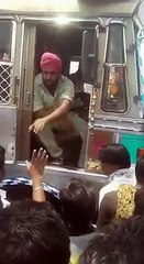 Hindu mob attempts to attack & lynch a Sikh driver,his KIRPAN stops their advance