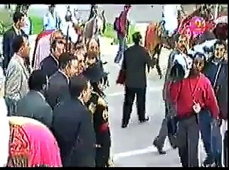 الزمن الجميل : لحظة إستقبال مايكل جاكسون عند مجيئه إلى تونس ياحسرة