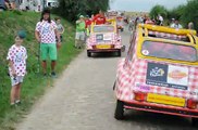 Tour de France 2015 :  la caravane publicitaire dans le secteur pavé...