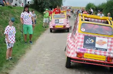 Tour de France 2015 :  la caravane publicitaire dans le secteur pavé...