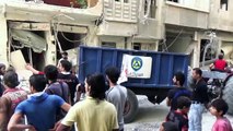 محاولات  أهالي مخيم اليرموك إخراج العالقين تحت الأنقاض