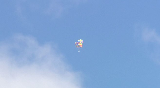 Un Canadien s'envole avec une chaise de jardin et des ballons d'helium