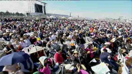 Miles de fieles esperan al papa Francisco en el parque Bicentenario de Quito