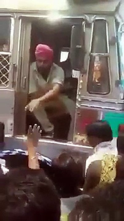 Singh is King - Mob Try To Attack Truck Driver