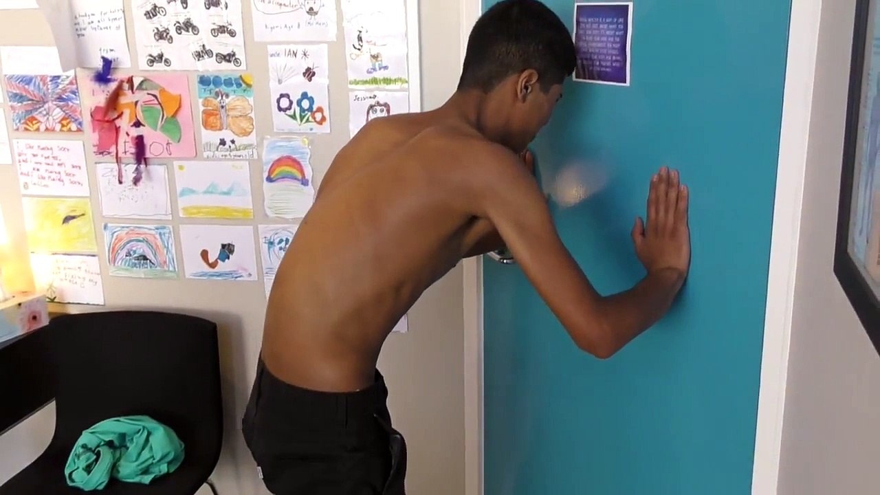 Un chiropraticien sauve cet ado coincé depuis 4 mois avec les jambes paralysées et des douleurs insoutenables